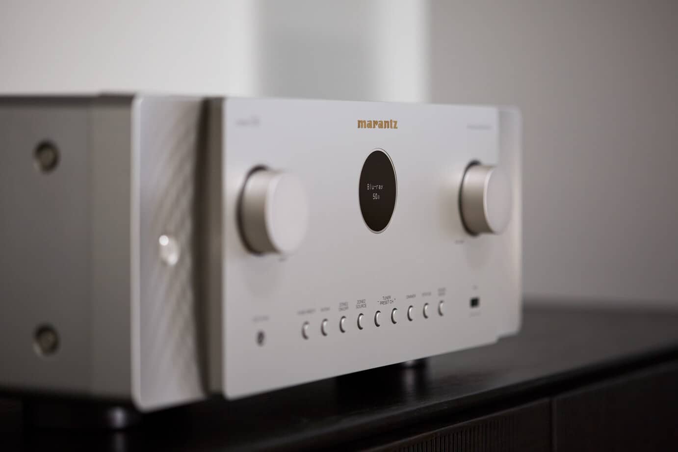GrobiTV - Marantz CINEMA 60 - 9.4-Kanal-AV-Verstärker silber-gold Frontansicht Einrichtungsbeispiel 0 01